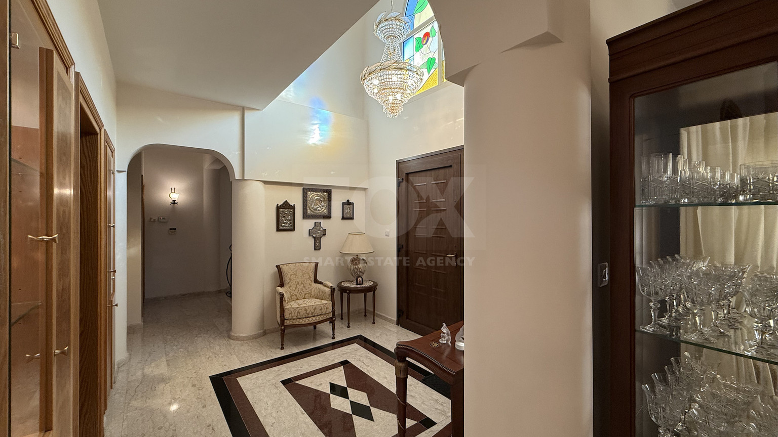 SALE: ELEGANT VILLA IN THE KALOGYRI AREA OF LIMASSOL WITH LARGE GARDENS AND ENTERTAINING AREAS.