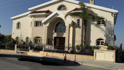 SALE: ELEGANT VILLA IN THE KALOGYRI AREA OF LIMASSOL WITH LARGE GARDENS AND ENTERTAINING AREAS.
