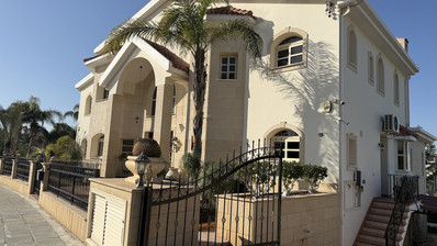 SALE: ELEGANT VILLA IN THE KALOGYRI AREA OF LIMASSOL WITH LARGE GARDENS AND ENTERTAINING AREAS.