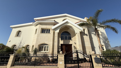 SALE: ELEGANT VILLA IN THE KALOGYRI AREA OF LIMASSOL WITH LARGE GARDENS AND ENTERTAINING AREAS.
