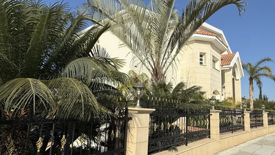 SALE: ELEGANT VILLA IN THE KALOGYRI AREA OF LIMASSOL WITH LARGE GARDENS AND ENTERTAINING AREAS.