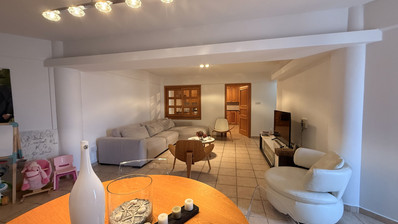 SALE: ELEGANT VILLA IN THE KALOGYRI AREA OF LIMASSOL WITH LARGE GARDENS AND ENTERTAINING AREAS.