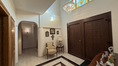 SALE: ELEGANT VILLA IN THE KALOGYRI AREA OF LIMASSOL WITH LARGE GARDENS AND ENTERTAINING AREAS.