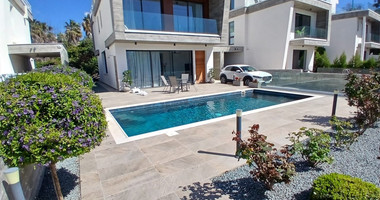 Spacious four Bedroom Home with Sea Views & Private Pool for Sale in Chlorakas