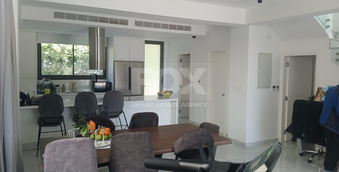 Spacious four Bedroom Home with Sea Views & Private Pool for Sale in Chlorakas