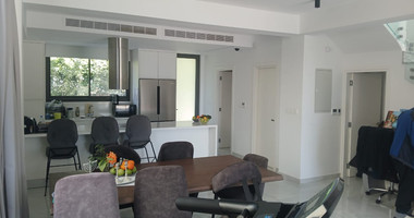 Spacious four Bedroom Home with Sea Views & Private Pool for Sale in Chlorakas