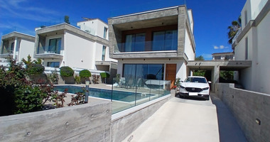 Spacious four Bedroom Home with Sea Views & Private Pool for Sale in Chlorakas