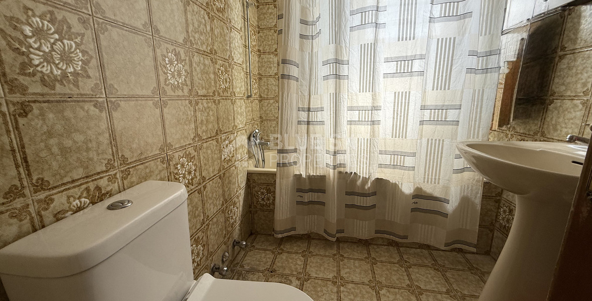 For Sale Spacious Three Bedroom Apartment in Mesa Geitonia