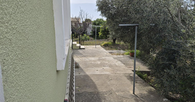 Three Bedroom House with Expansive Garden & Peaceful Surroundings For Rent