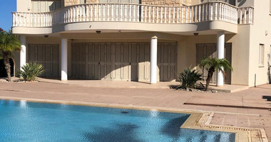 Luxurious Four Bedroom Seafront Villa – Unobstructed Views & Premium Living for Sale