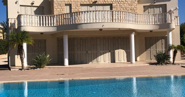 Luxurious Four Bedroom Seafront Villa – Unobstructed Views & Premium Living for Sale