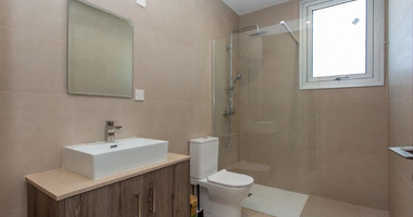 Modern One-Bedroom Furnished Apartment for Rent in Kato Polemidia with Communal Pool & Rooftop Terrace