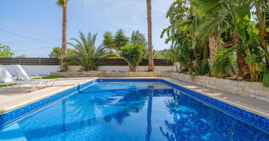 Spacious four-bedroom house with pool for Sale In Ypsoupoli, Limassol