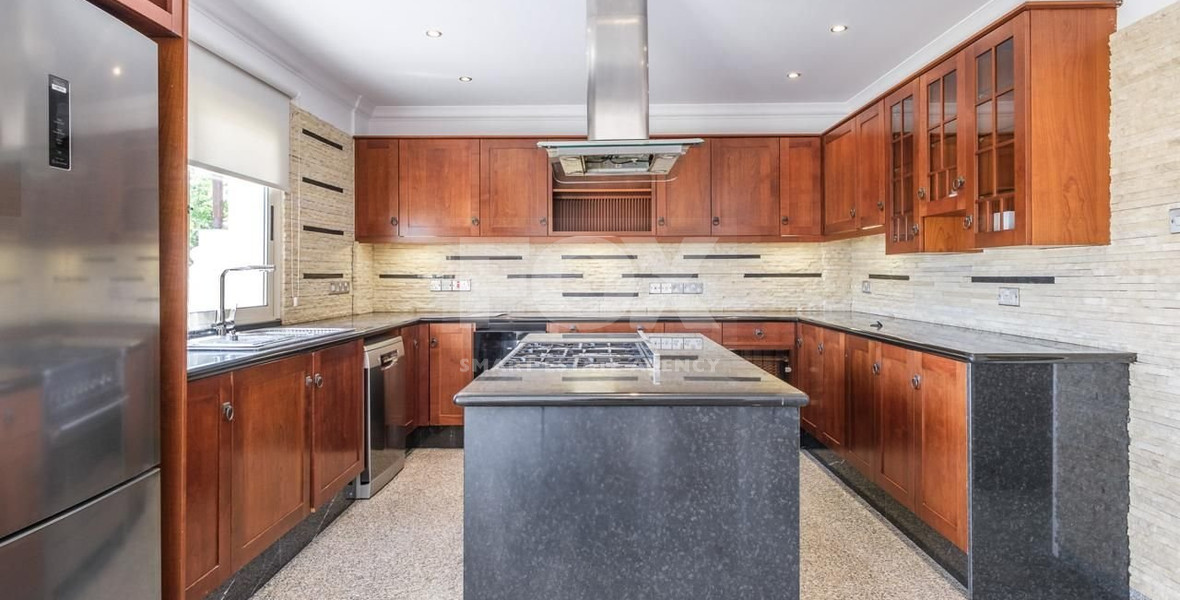 Spacious four-bedroom house with pool for Sale In Ypsoupoli, Limassol