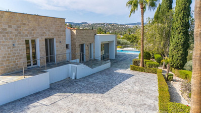 FOUR BEDROOM SEAVIEW BUNGALOW FOR SALE