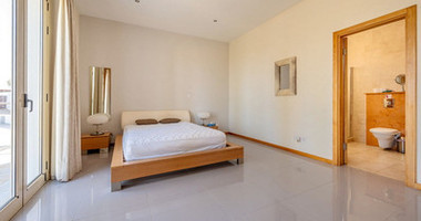 FOUR BEDROOM SEAVIEW BUNGALOW FOR SALE