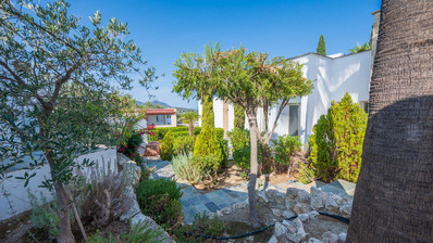 FOUR BEDROOM SEAVIEW BUNGALOW FOR SALE