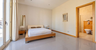FOUR BEDROOM SEAVIEW BUNGALOW FOR SALE
