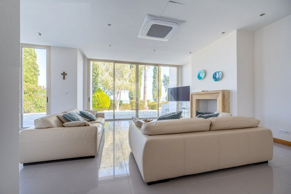 FOUR BEDROOM SEAVIEW BUNGALOW FOR SALE