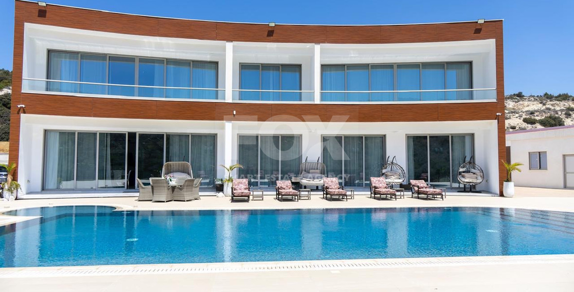 For Rent Modern Seven Bedroom Villa in Parekklisia Area