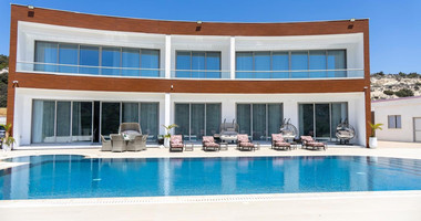 For Rent Modern Seven Bedroom Villa in Parekklisia Area