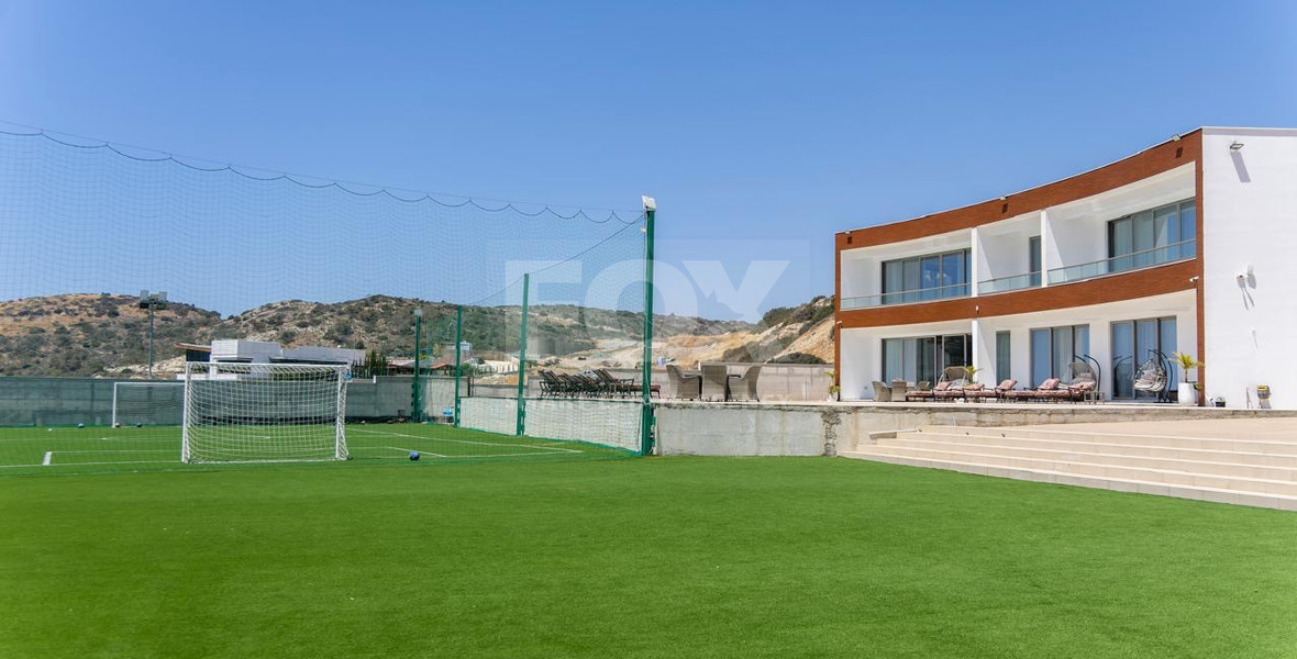 For Rent Modern Seven Bedroom Villa in Parekklisia Area