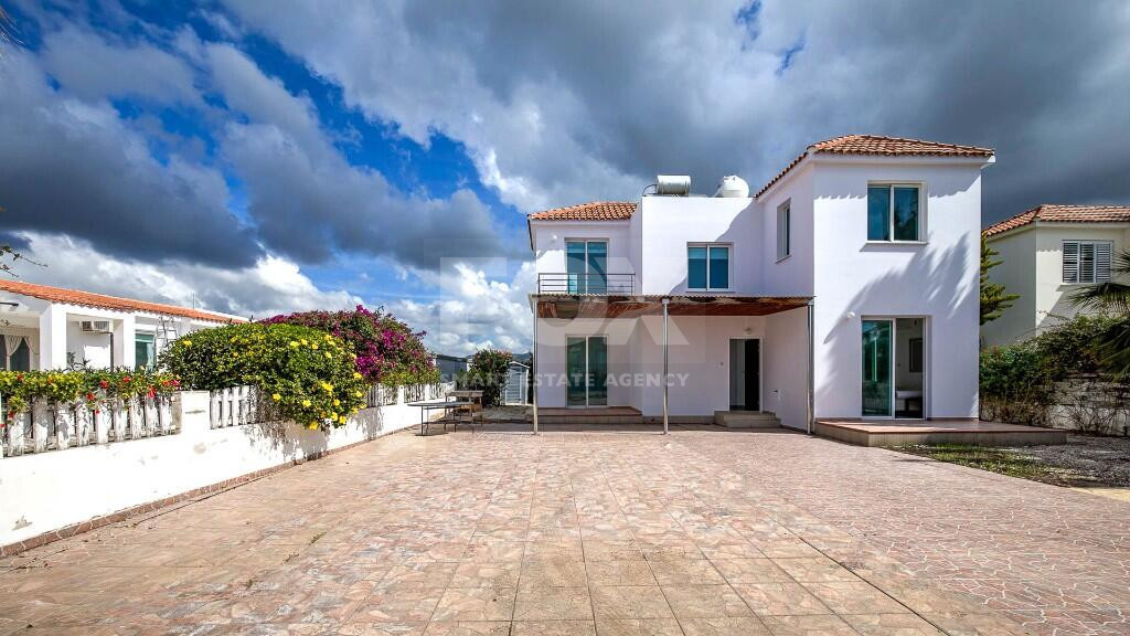 For sale Prime Real Estate: High-Yield four Bed Villa in Exclusive Gated Community