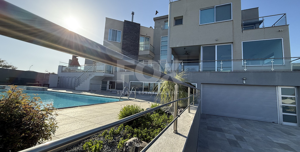 RENT: UNFURNISHED 4 BEDROOM VILLA WITH MAIDS QUARTER AND PANORAMIC SEA VIEWS- SWIMMING POOL- SOLAR PANELS- NEAR SCHOOLS.