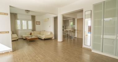 🌴 Elegant Four Bedroom Sea View Villa for Rent in Lower Peyia