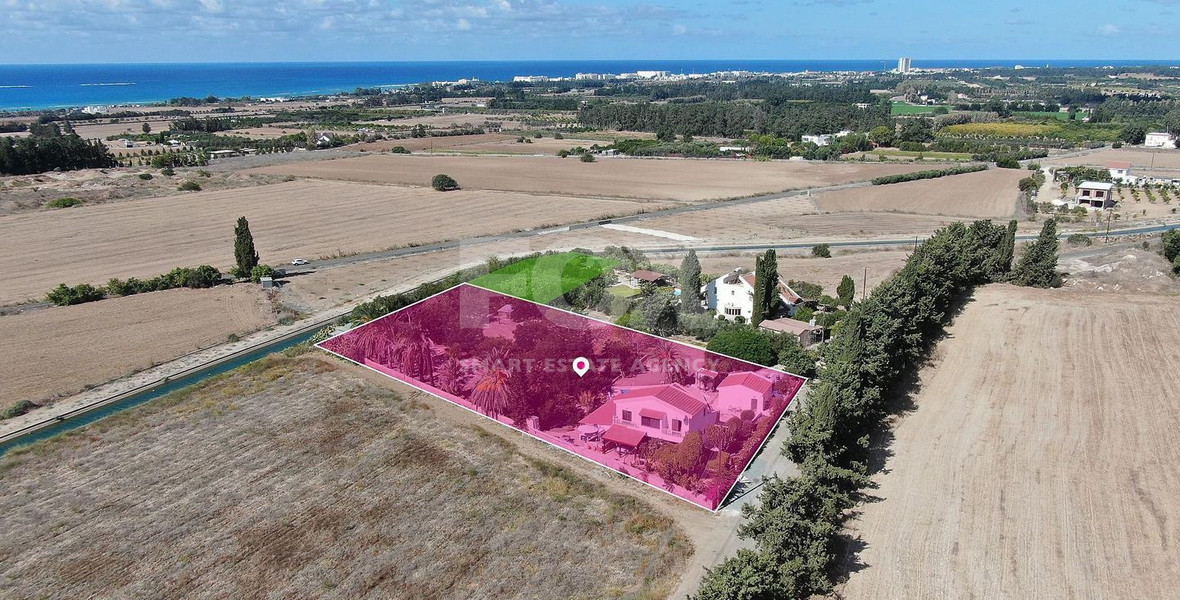 Three Bedroom Detached House plus with Pool and Large Plot for Sale in Koloni ,  Geroskipou , in Paphos