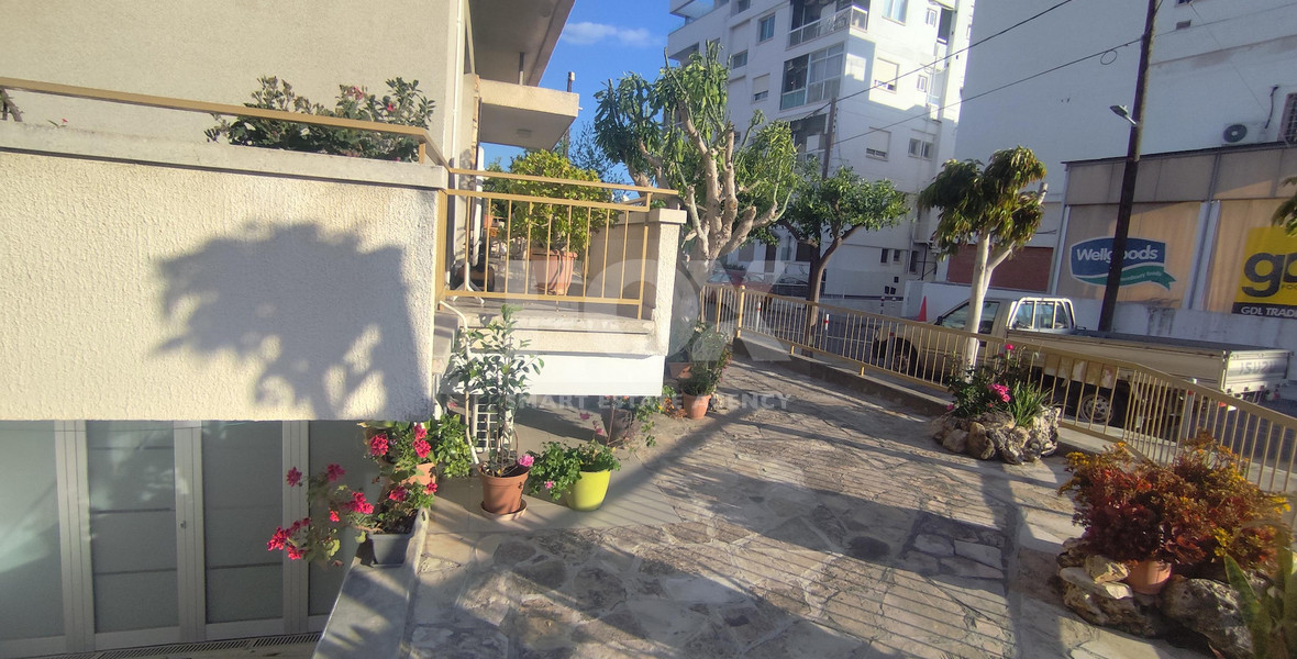 Spacious 4-Bedroom Two-Level House with Garden in Agios Ioannis