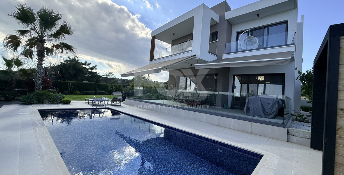 SALE: RESALE VILLA IN SOUNI WITH MATURE LANDSCAPED GARDENS FOR FULL PRIVACY AND SEA VIEWS-EXTERNAL MAIDS QUARTER.