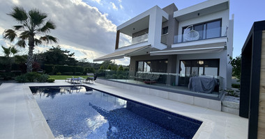 SALE: RESALE VILLA IN SOUNI WITH MATURE LANDSCAPED GARDENS FOR FULL PRIVACY AND SEA VIEWS-EXTERNAL MAIDS QUARTER.