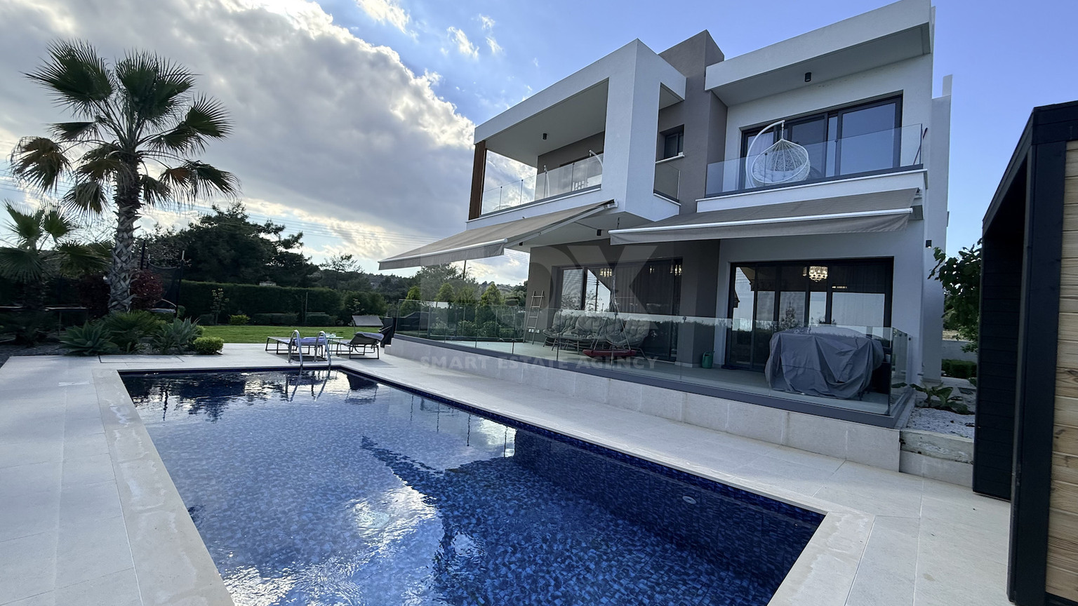 SALE: RESALE VILLA IN SOUNI WITH MATURE LANDSCAPED GARDENS FOR FULL PRIVACY AND SEA VIEWS-EXTERNAL MAIDS QUARTER.