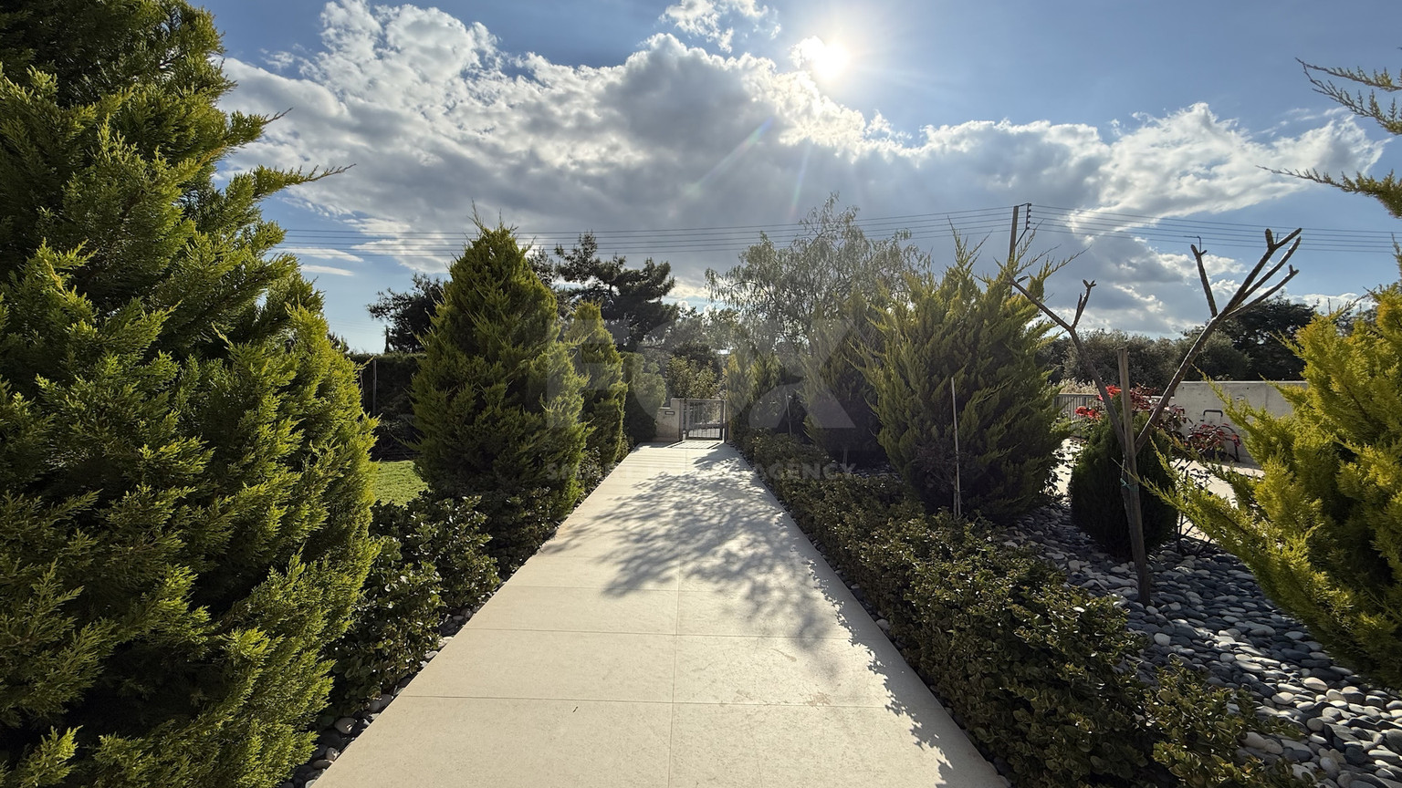 SALE: RESALE VILLA IN SOUNI WITH MATURE LANDSCAPED GARDENS FOR FULL PRIVACY AND SEA VIEWS-EXTERNAL MAIDS QUARTER.