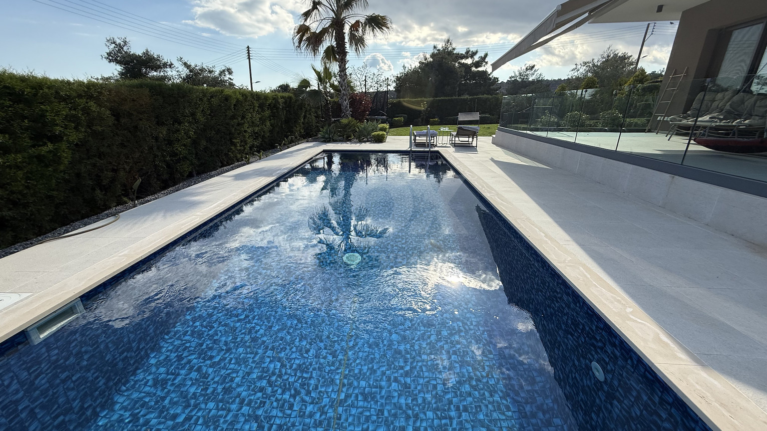 SALE: RESALE VILLA IN SOUNI WITH MATURE LANDSCAPED GARDENS FOR FULL PRIVACY AND SEA VIEWS-EXTERNAL MAIDS QUARTER.
