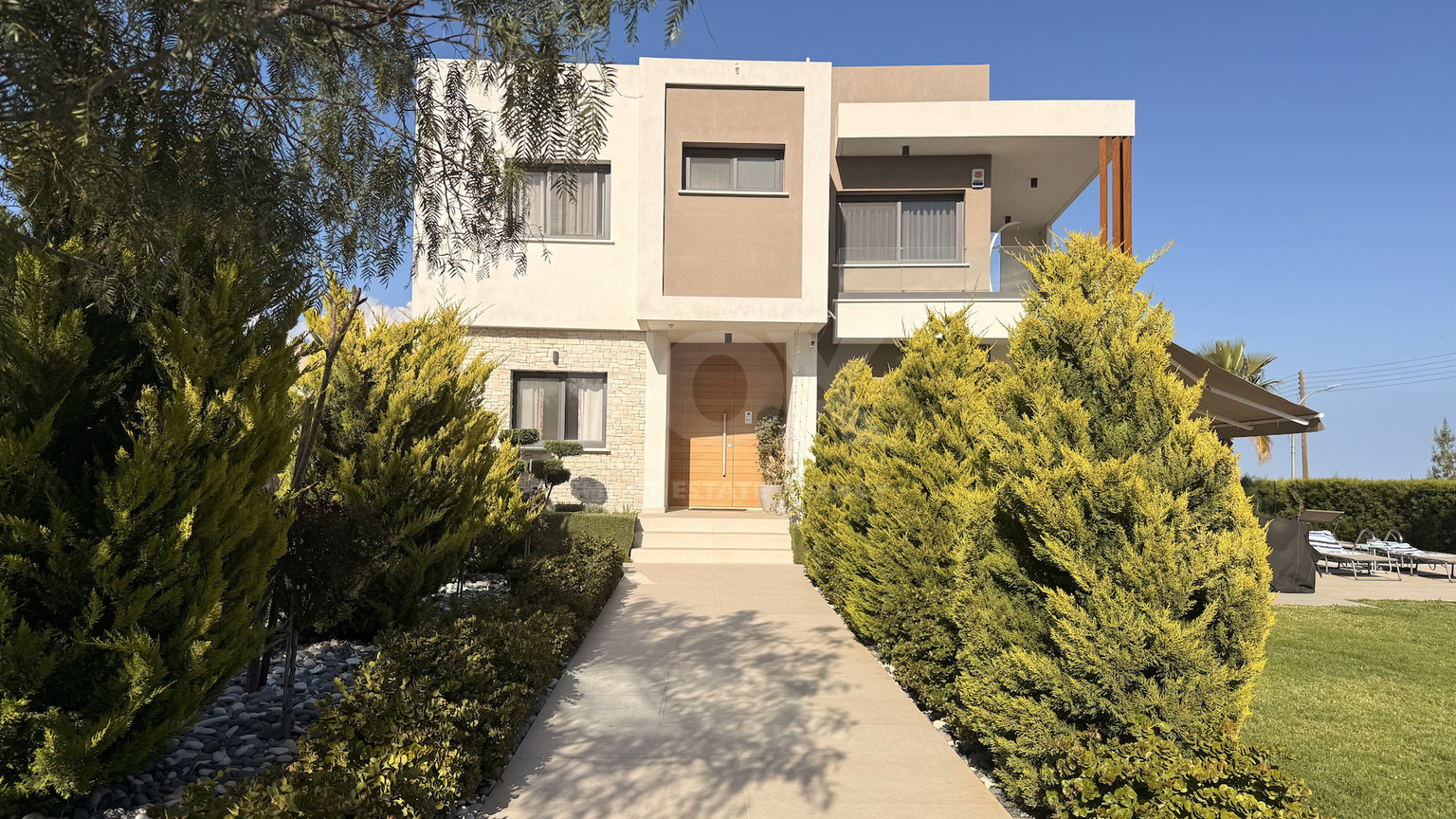 SALE: RESALE VILLA IN SOUNI WITH MATURE LANDSCAPED GARDENS FOR FULL PRIVACY AND SEA VIEWS-EXTERNAL MAIDS QUARTER.