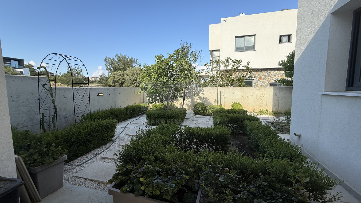 SALE: RESALE VILLA IN SOUNI WITH MATURE LANDSCAPED GARDENS FOR FULL PRIVACY AND SEA VIEWS-EXTERNAL MAIDS QUARTER.