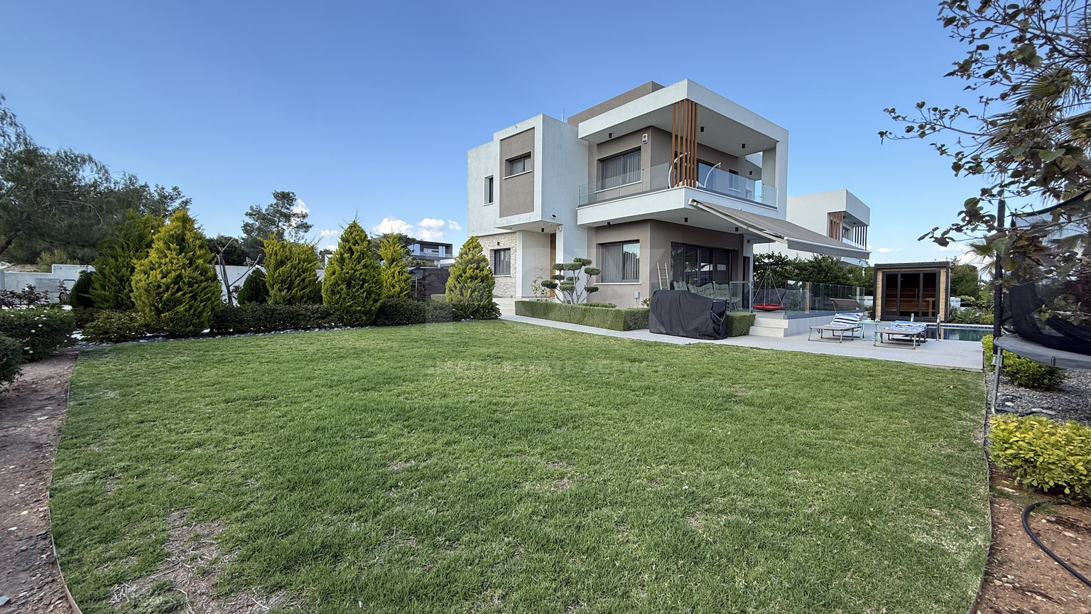 SALE: RESALE VILLA IN SOUNI WITH MATURE LANDSCAPED GARDENS FOR FULL PRIVACY AND SEA VIEWS-EXTERNAL MAIDS QUARTER.