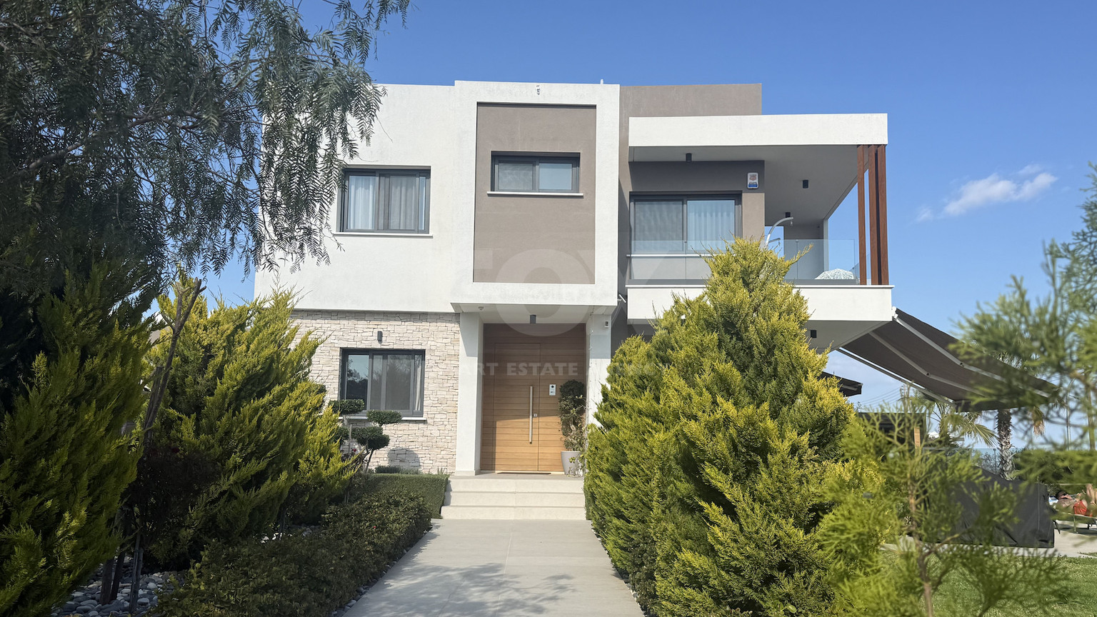 SALE: RESALE VILLA IN SOUNI WITH MATURE LANDSCAPED GARDENS FOR FULL PRIVACY AND SEA VIEWS-EXTERNAL MAIDS QUARTER.