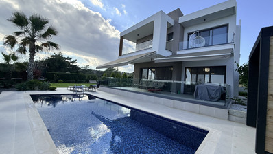 SALE: RESALE VILLA IN SOUNI WITH MATURE LANDSCAPED GARDENS FOR FULL PRIVACY AND SEA VIEWS-EXTERNAL MAIDS QUARTER.