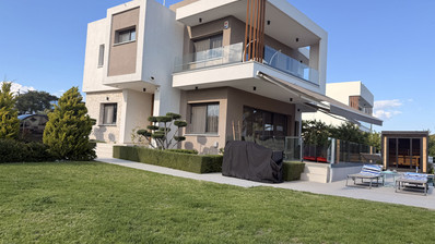 SALE: RESALE VILLA IN SOUNI WITH MATURE LANDSCAPED GARDENS FOR FULL PRIVACY AND SEA VIEWS-EXTERNAL MAIDS QUARTER.