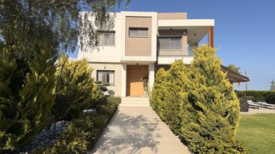 SALE: RESALE VILLA IN SOUNI WITH MATURE LANDSCAPED GARDENS FOR FULL PRIVACY AND SEA VIEWS-EXTERNAL MAIDS QUARTER.