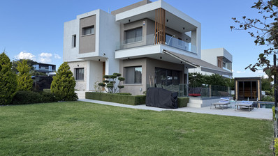 SALE: RESALE VILLA IN SOUNI WITH MATURE LANDSCAPED GARDENS FOR FULL PRIVACY AND SEA VIEWS-EXTERNAL MAIDS QUARTER.