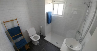RENT: FURNISHED 2 BEDROOM APARTMENT ON GATED COMPLEX OPPOSITE THE SEA AND WALKING DISTANCE TO ALL AMENITIES.