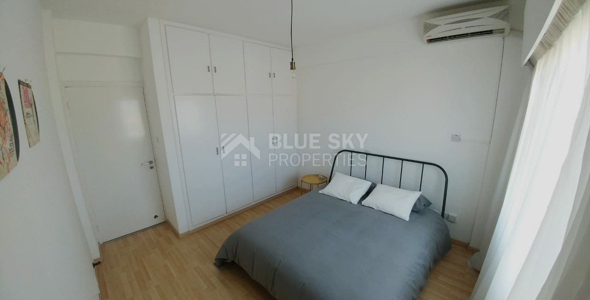 RENT: FURNISHED 2 BEDROOM APARTMENT ON GATED COMPLEX OPPOSITE THE SEA AND WALKING DISTANCE TO ALL AMENITIES.
