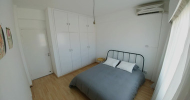RENT: FURNISHED 2 BEDROOM APARTMENT ON GATED COMPLEX OPPOSITE THE SEA AND WALKING DISTANCE TO ALL AMENITIES.
