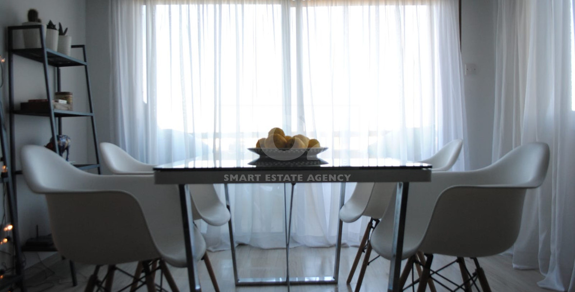 RENT: FURNISHED 2 BEDROOM APARTMENT ON GATED COMPLEX OPPOSITE THE SEA AND WALKING DISTANCE TO ALL AMENITIES.