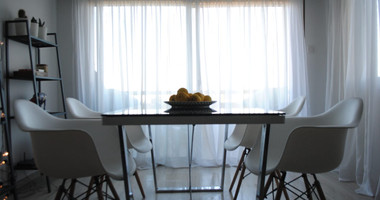 RENT: FURNISHED 2 BEDROOM APARTMENT ON GATED COMPLEX OPPOSITE THE SEA AND WALKING DISTANCE TO ALL AMENITIES.