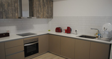 RENT: FURNISHED 2 BEDROOM APARTMENT ON GATED COMPLEX OPPOSITE THE SEA AND WALKING DISTANCE TO ALL AMENITIES.